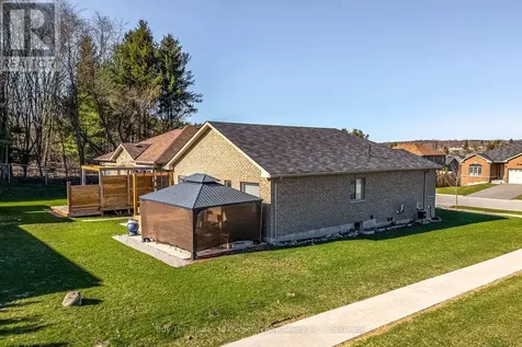 27 Beausoleil Drive Penetanguishene ON L9M 0V7