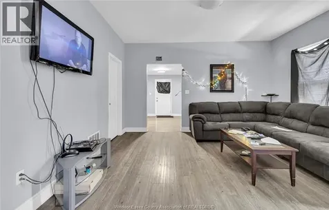 294 Louis Avenue Windsor ON N9A 1W2