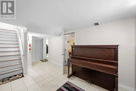 1986 Fairbanks Avenue Ottawa ON K1H 5Y6