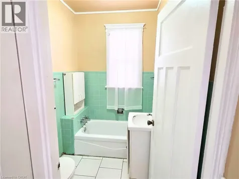 214 Fairfield Avenue Hamilton ON L8H 5H6