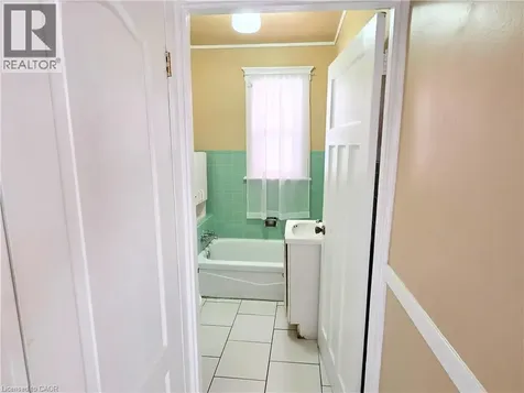 214 Fairfield Avenue Hamilton ON L8H 5H6