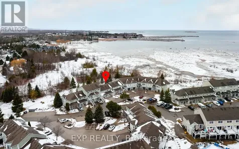 22 Cranberry Surf Collingwood ON L9Y 5C4