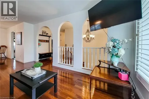 2 Ashwood Court Hamilton ON L8E 3E1