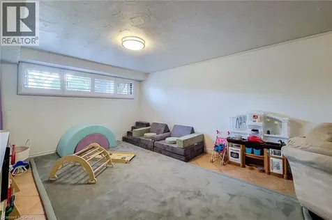 2 Ashwood Court Hamilton ON L8E 3E1