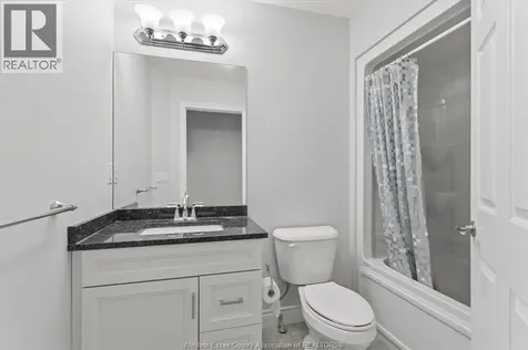 204 Beechwood Lakeshore ON N8L 1E2