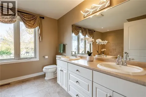 8881 Joseph Court Niagara Falls ON L2H 3P1