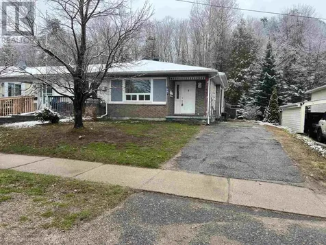144 Ottawa Elliot Lake ON P5A 2N8
