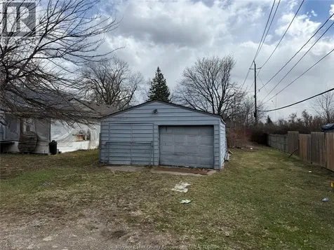 1303 Central Windsor ON N8Y 3V3