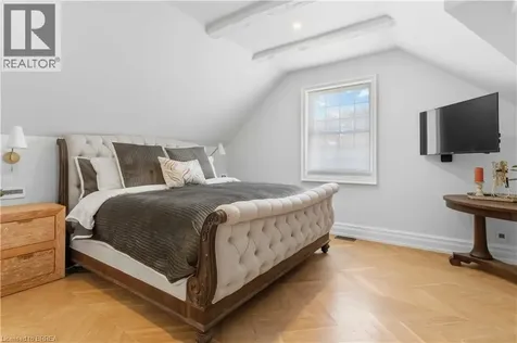 8 Tutela Heights Road Brantford ON N3T 1A1