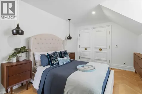 8 Tutela Heights Road Brantford ON N3T 1A1