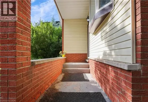 7 Cardill Crescent Waterloo ON N2L 3Y7