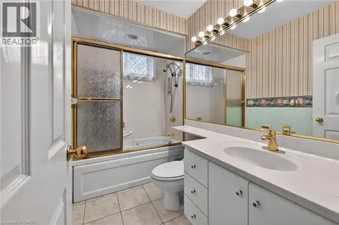 21 Bluebird Avenue Hamilton ON L9A 3W4