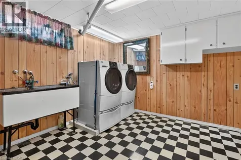 21 Bluebird Avenue Hamilton ON L9A 3W4