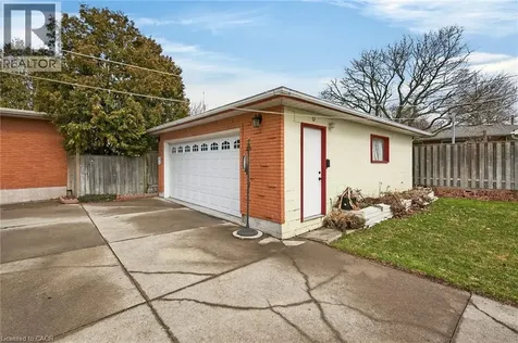 21 Bluebird Avenue Hamilton ON L9A 3W4