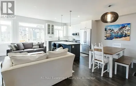 212 Courtland Street Blue Mountains ON L9Y 4E4