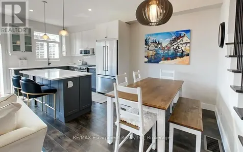 212 Courtland Street Blue Mountains ON L9Y 4E4
