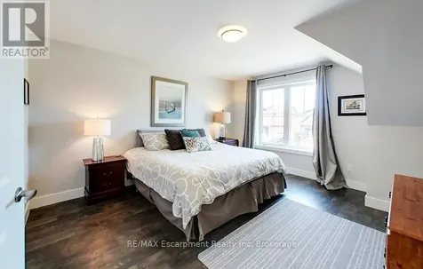 212 Courtland Street Blue Mountains ON L9Y 4E4