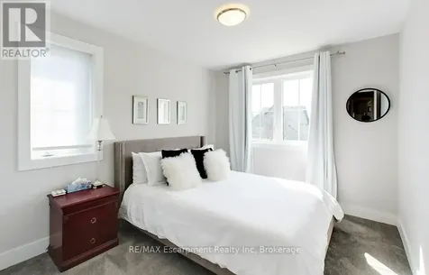 212 Courtland Street Blue Mountains ON L9Y 4E4
