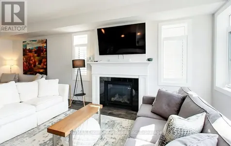 212 Courtland Street Blue Mountains ON L9Y 4E4