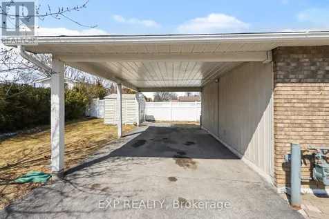 2 Folkstone Court Ottawa ON K1B 4J9