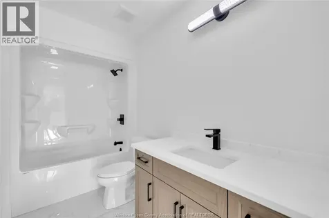 2520 Mayfair South Lasalle ON N9J 0E5