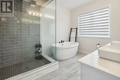 125 Stoneleigh Drive Blue Mountains ON L9Y 4X5