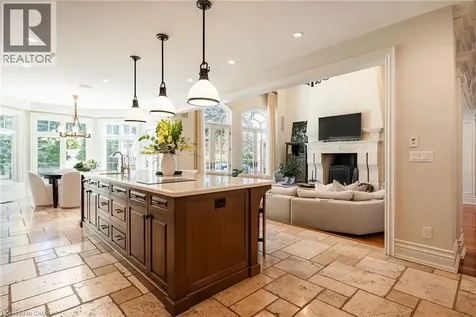 2096 Lakeshore Road East Oakville ON L6J 1M3
