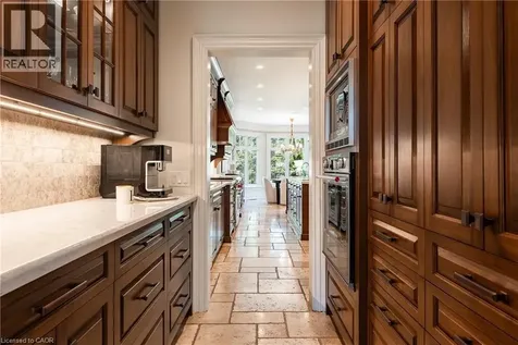 2096 Lakeshore Road East Oakville ON L6J 1M3