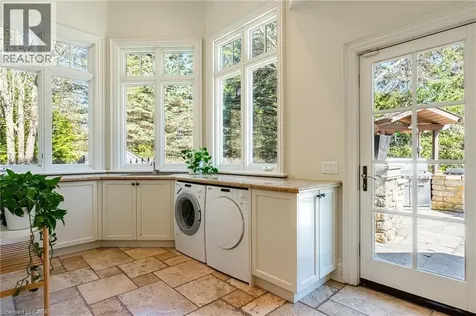 2096 Lakeshore Road East Oakville ON L6J 1M3