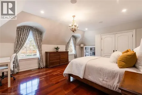 2096 Lakeshore Road East Oakville ON L6J 1M3