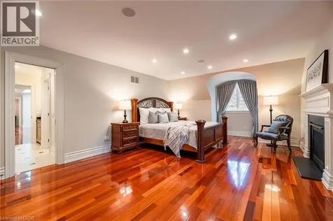 2096 Lakeshore Road East Oakville ON L6J 1M3