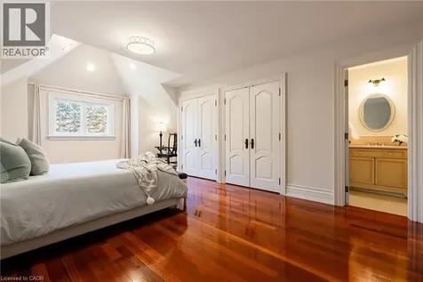 2096 Lakeshore Road East Oakville ON L6J 1M3