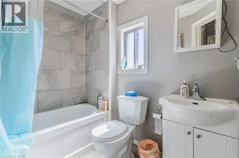 174 Rosslyn Avenue North Hamilton ON L8L 7P7
