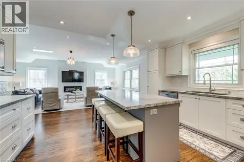 4306 Lakeshore Road Burlington ON L7L 1A8