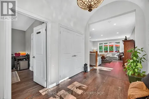 517 Silverbirch Drive Tiny ON L9M 0M5