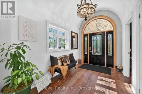 517 Silverbirch Drive Tiny ON L9M 0M5