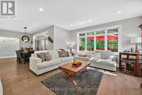 517 Silverbirch Drive Tiny ON L9M 0M5