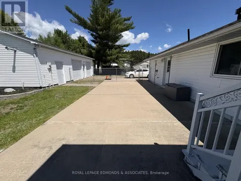 31 Silke Drive Petawawa ON K8H 2L3