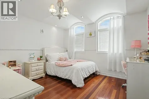 284 Normanhurst Avenue Hamilton ON L8N 5N4