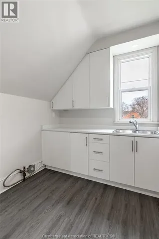 215 Grand Avenue East Chatham ON N7L 1W3