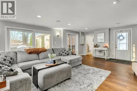 805 Roselawn Windsor ON N9E 2B3