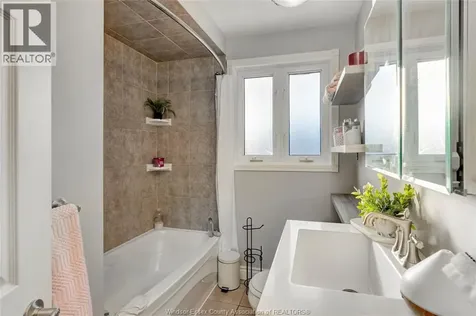 805 Roselawn Windsor ON N9E 2B3