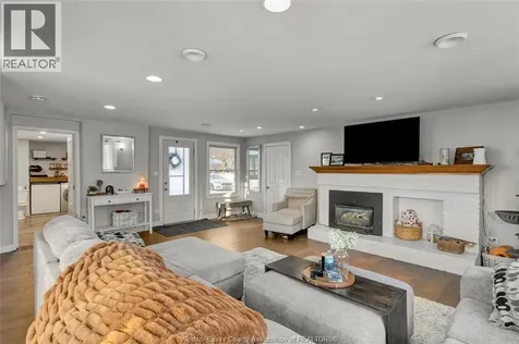 805 Roselawn Windsor ON N9E 2B3