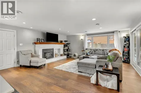 805 Roselawn Windsor ON N9E 2B3