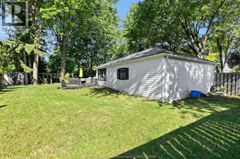 805 Roselawn Windsor ON N9E 2B3