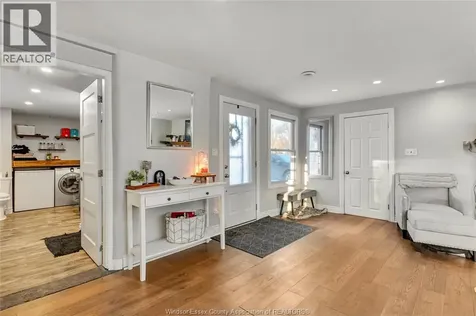 805 Roselawn Windsor ON N9E 2B3