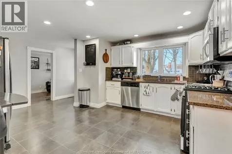 805 Roselawn Windsor ON N9E 2B3