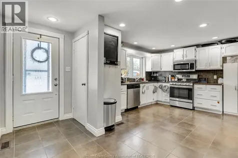 805 Roselawn Windsor ON N9E 2B3