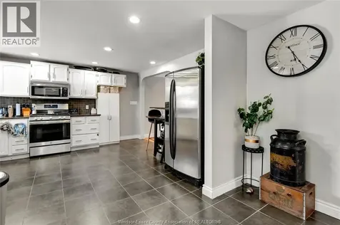 805 Roselawn Windsor ON N9E 2B3