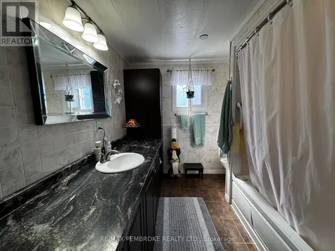 105 Pinehurst Estates Petawawa ON K8H 2H2
